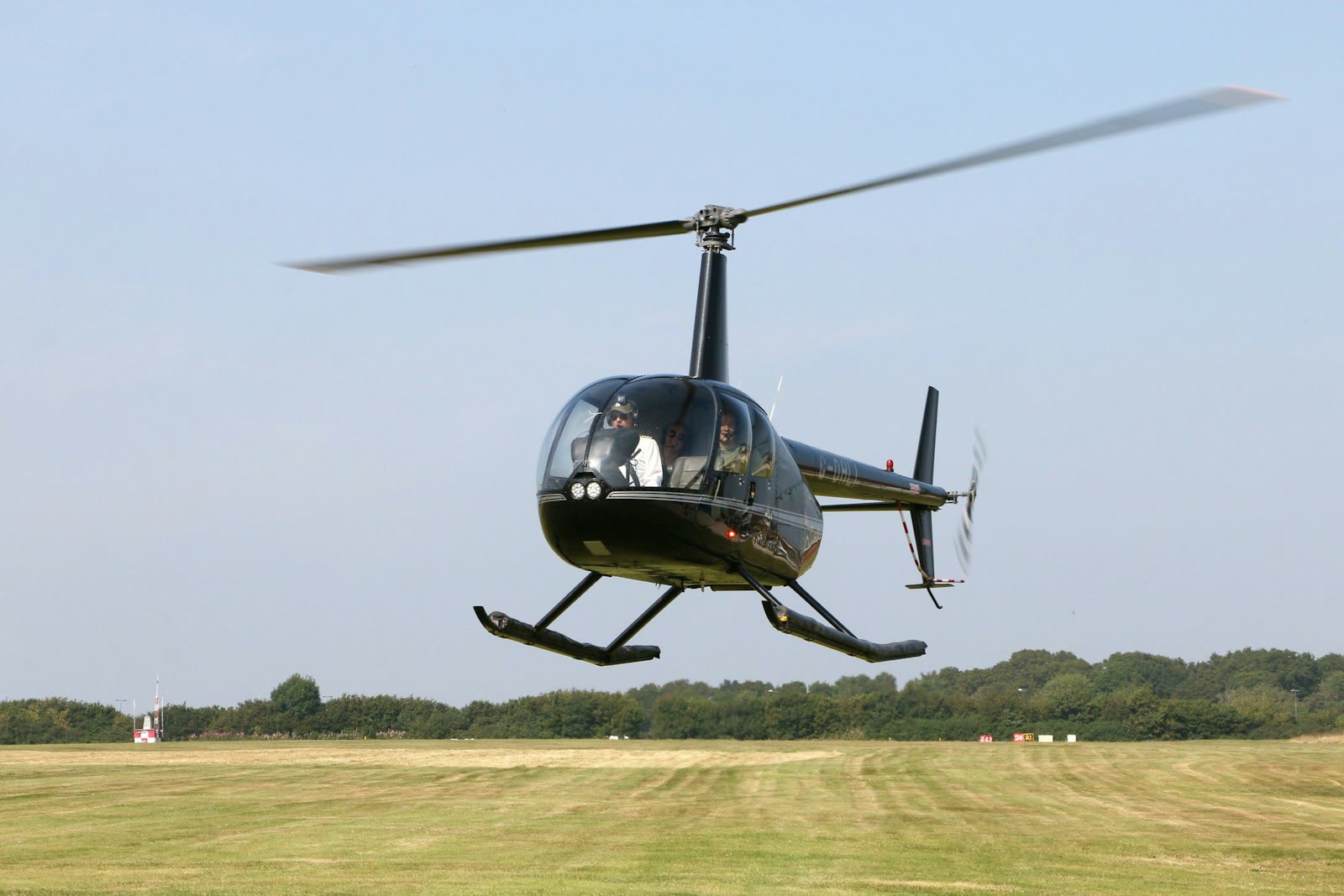 Helicóptero pousando em um gramado (imagem ilustrativa)