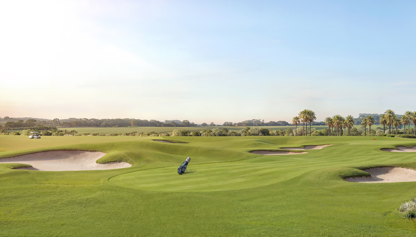 Campo de golfe com bunkers e horizonte aberto